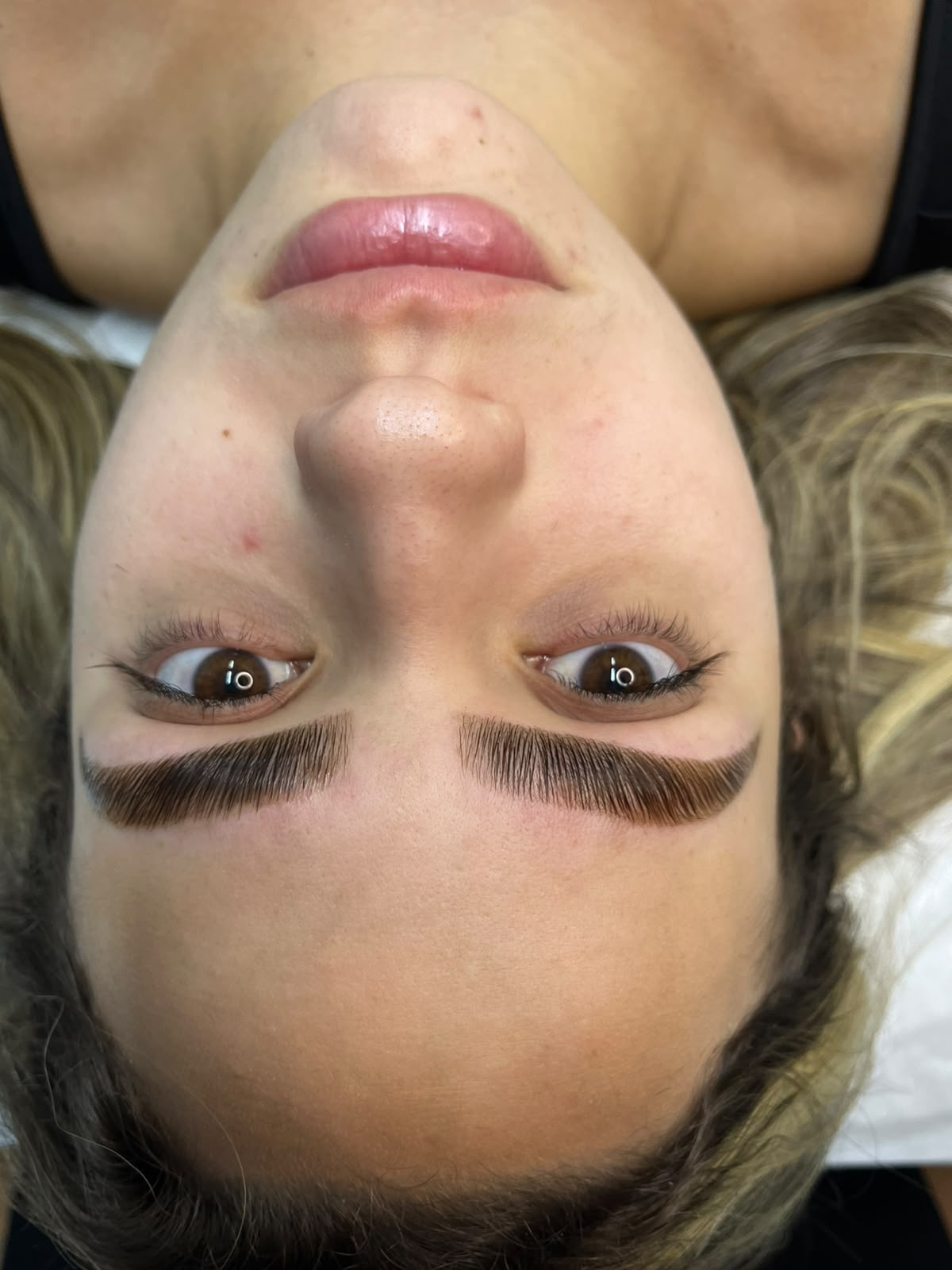 Resultado de brow lamination com sobrancelhas alinhadas e definidas